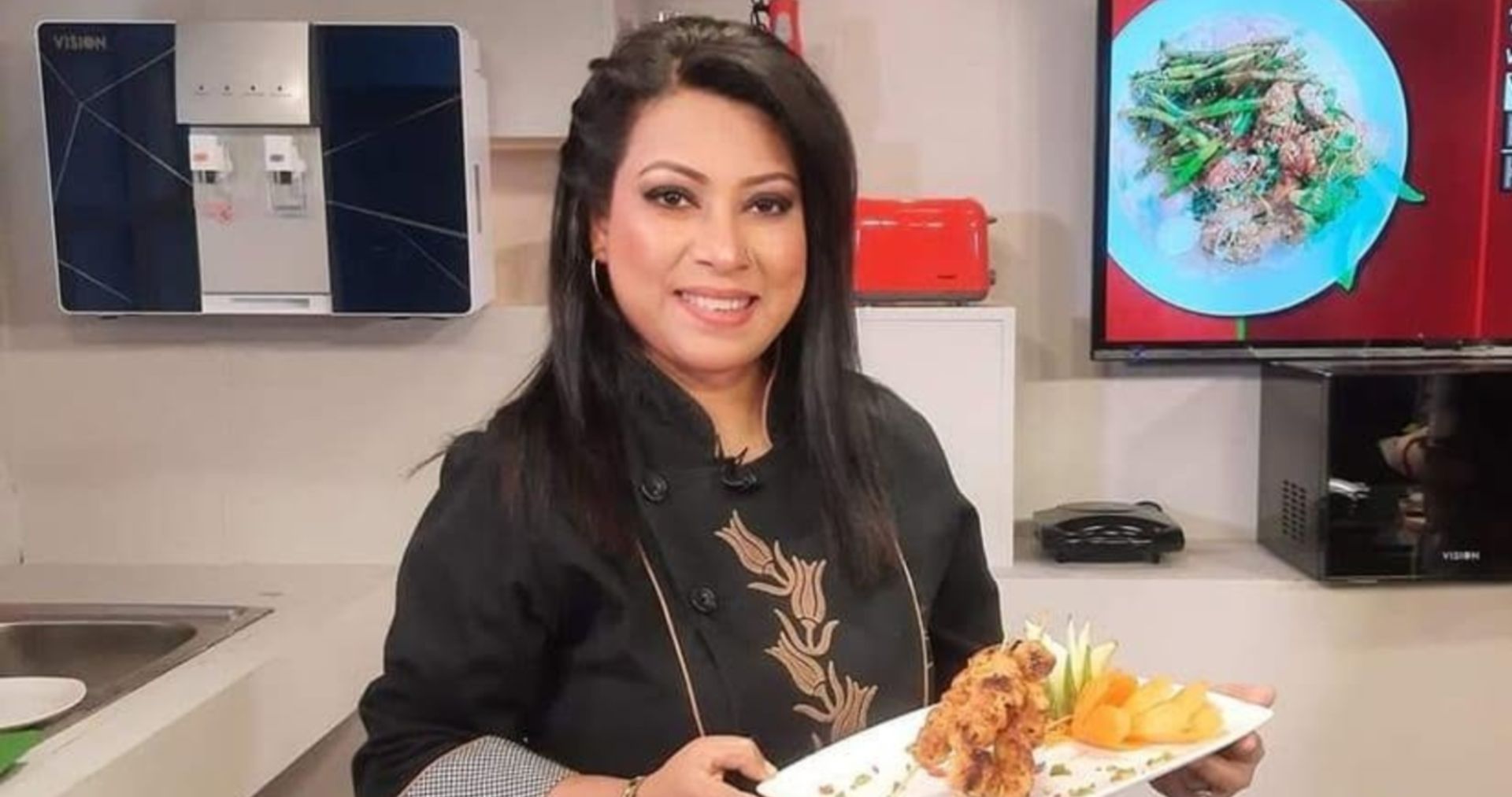 যিনি রাঁধেন তিনি চুলও বাঁধেন